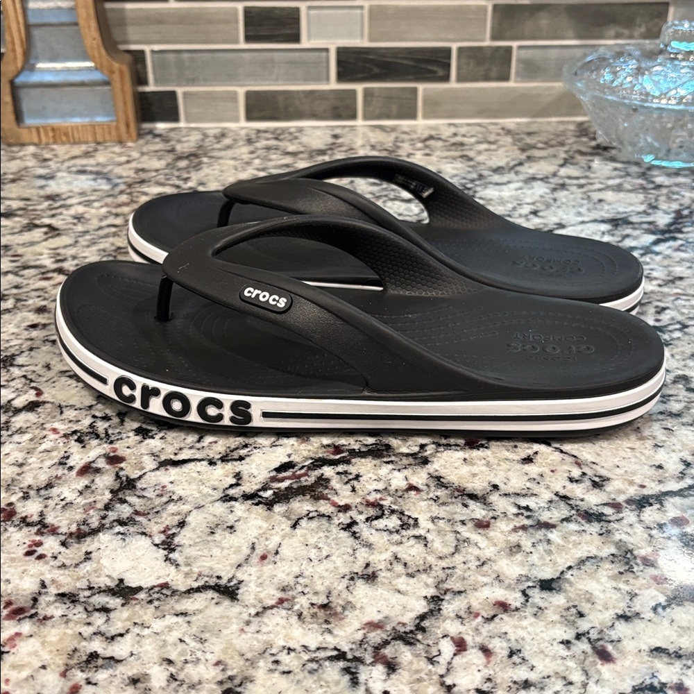 Crocs Bayaband Black White Flip Flops men’s 7 women’s 9 EUC